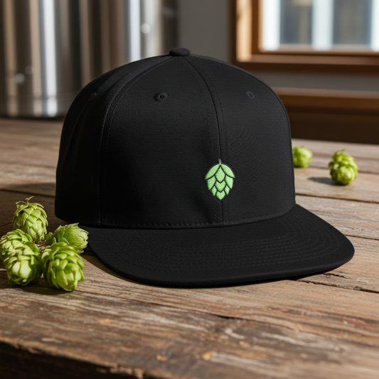 Schwarze Snapback mit dezenter Hopfendolde als Stick