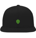 Schwarze Snapback mit dezenter Hopfendolde als Stick